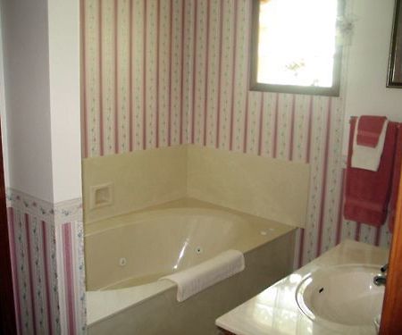 Lakeshore Bed & Breakfast 인디언포인트 외부 사진